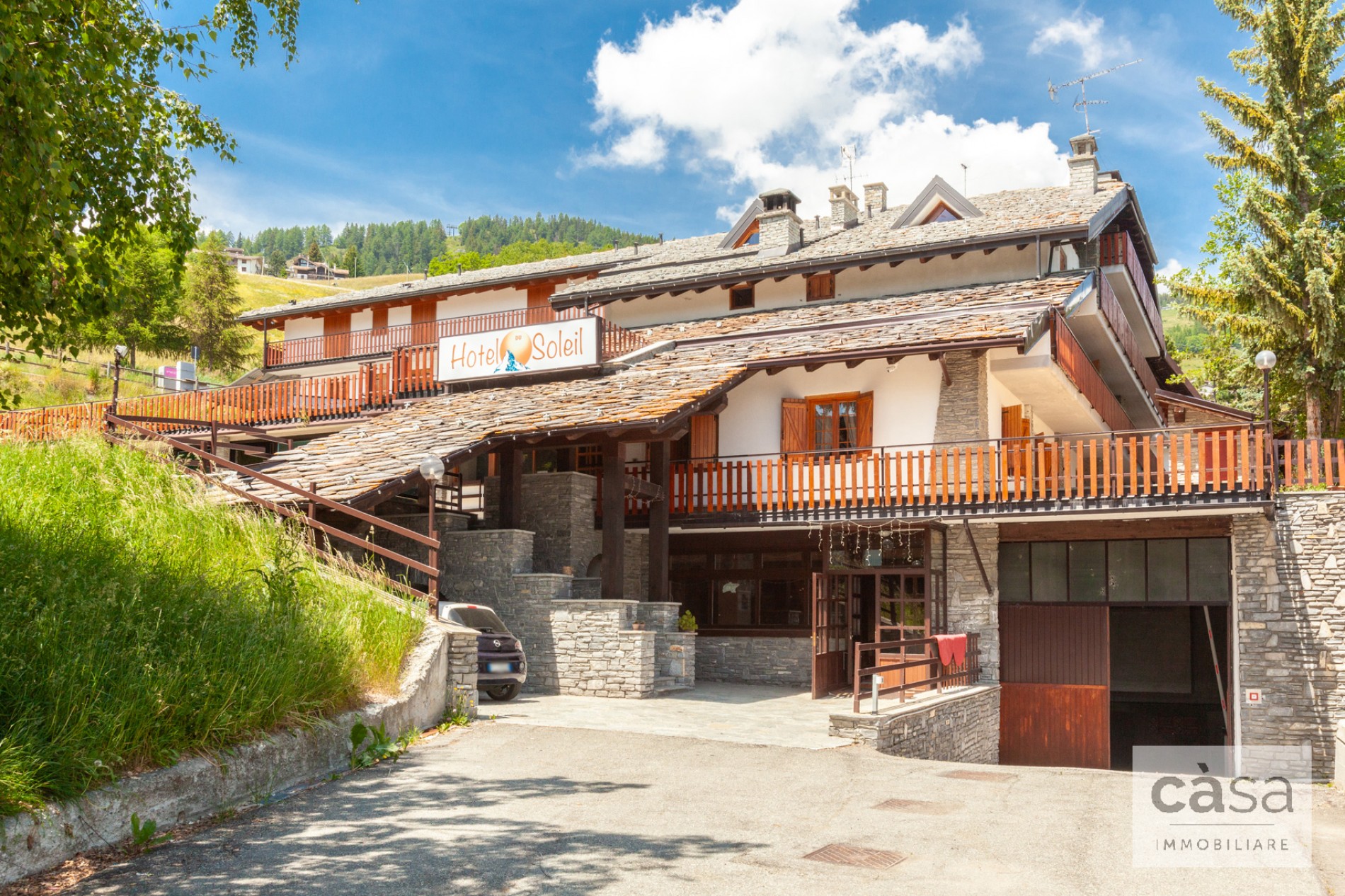 Investire in montagna: a Torgnon (Aosta), Hotel in vendita fronte piste